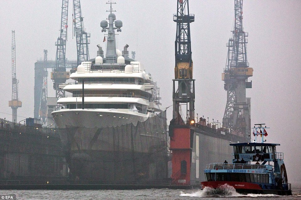 Κι άλλη χλιδή -Ο Αμπράμοβιτς κάνει ανακαίνιση στο γιοτ του, των 2 δισ. ευρώ -Εργάτες σκαρφαλωμένοι στο κότερο το ρετουσάρουν [εικόνες] | iefimerida.gr 7