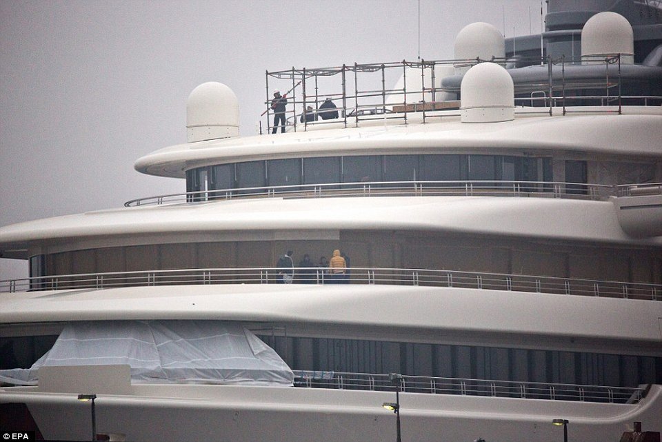 Κι άλλη χλιδή -Ο Αμπράμοβιτς κάνει ανακαίνιση στο γιοτ του, των 2 δισ. ευρώ -Εργάτες σκαρφαλωμένοι στο κότερο το ρετουσάρουν [εικόνες] | iefimerida.gr 6