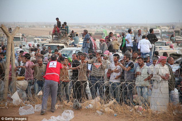 Σοκαριστικές στιγμές στο Κομπάνι: Οι πολίτες επιστρέφουν και ανασύρουν τους νεκρούς από τα συντρίμμια [εικόνες] | iefimerida.gr 7