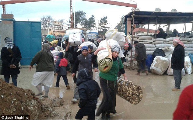 Σοκαριστικές στιγμές στο Κομπάνι: Οι πολίτες επιστρέφουν και ανασύρουν τους νεκρούς από τα συντρίμμια [εικόνες] | iefimerida.gr 5