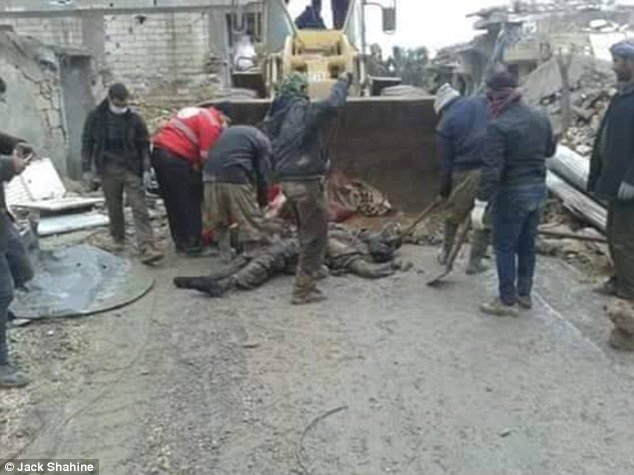 Σοκαριστικές στιγμές στο Κομπάνι: Οι πολίτες επιστρέφουν και ανασύρουν τους νεκρούς από τα συντρίμμια [εικόνες] | iefimerida.gr 9