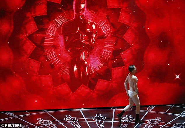 Οσκαρ 2015: Ξέφυγε ο παρουσιαστής της βραδιάς -Εμεινε γυμνός πάνω στη σκηνή [εικόνες] | iefimerida.gr 3