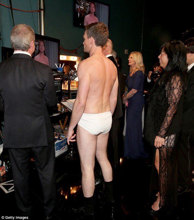 Οσκαρ 2015: Ξέφυγε ο παρουσιαστής της βραδιάς -Εμεινε γυμνός πάνω στη σκηνή [εικόνες] | iefimerida.gr 6