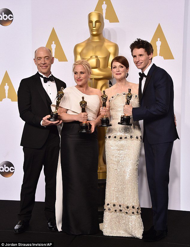 Οσκαρ 2015: Θρίαμβος για το Birdman -Η θεά Τζούλιαν Μουρ αγκαλιά με το χρυσό αγαλματίδιο -Ολα τα βραβεία [λίστα & εικόνες] | iefimerida.gr 26