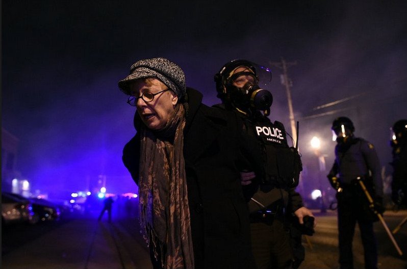 Στις φλόγες οι ΗΠΑ -Χάος μετά την αθώωση του αστυνομικού που σκότωσε τον άοπλο 18χρονο [βίντεο & εικόνες] | iefimerida.gr 4