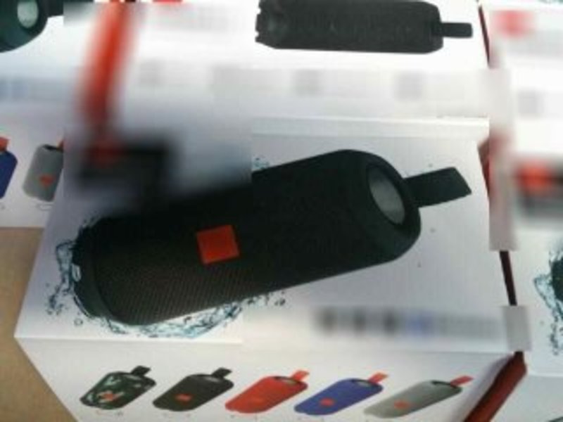 Σύλληψη 35χρονης για 7500 πλαστά σήματα και 1359 ψευδώνυμα ηχεία/ Φωτογραφία astynomia.gr