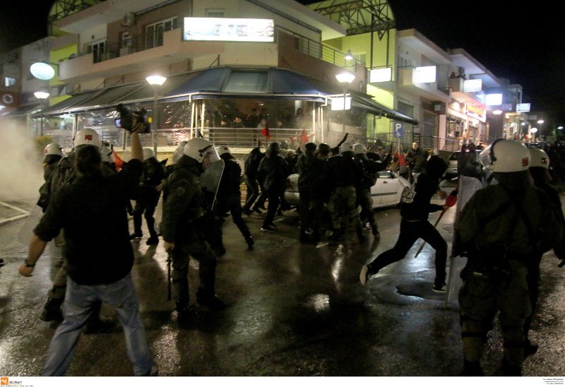 Ενταση στο Ωραιόκαστρο ανάμεσα σε αντεξουσιαστές και ακροδεξιούς [εικόνες] | iefimerida.gr 3