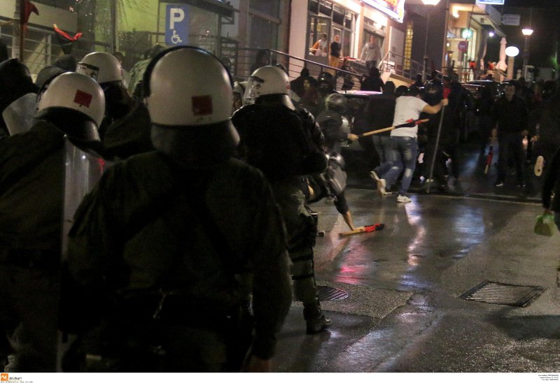 Ενταση στο Ωραιόκαστρο ανάμεσα σε αντεξουσιαστές και ακροδεξιούς [εικόνες] | iefimerida.gr 0