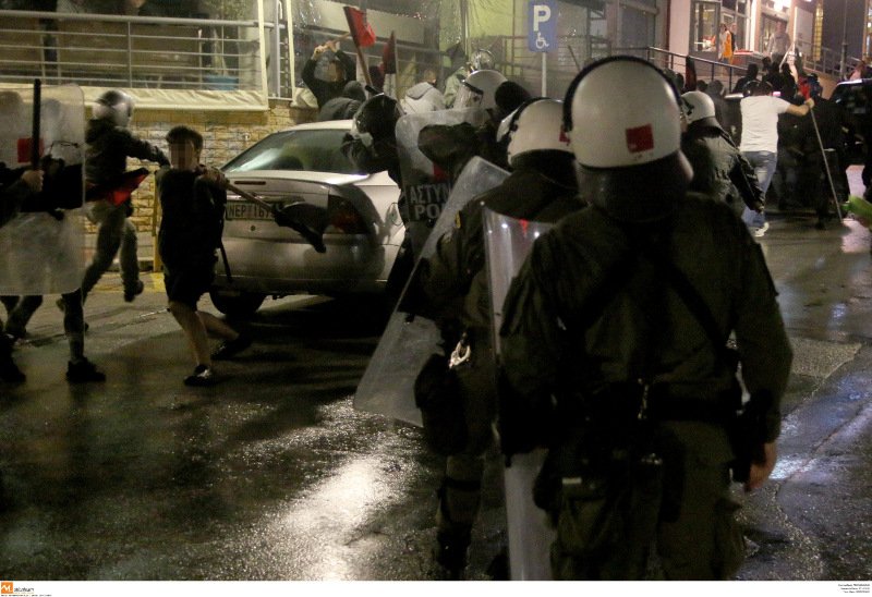 Ενταση στο Ωραιόκαστρο ανάμεσα σε αντεξουσιαστές και ακροδεξιούς [εικόνες] | iefimerida.gr 2