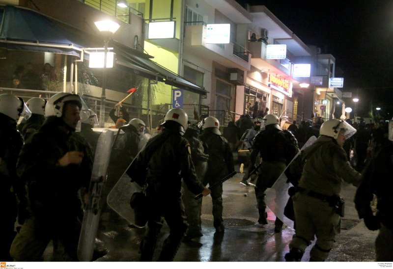 Ενταση στο Ωραιόκαστρο ανάμεσα σε αντεξουσιαστές και ακροδεξιούς [εικόνες] | iefimerida.gr 1