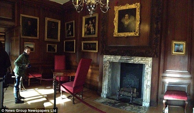 Το φάντασμα της νταντάς της βασίλισσας Ελισάβετ υποστηρίζουν ότι φωτογράφισαν μαθήτριες στη Βρετανία [εικόνες] | iefimerida.gr 3