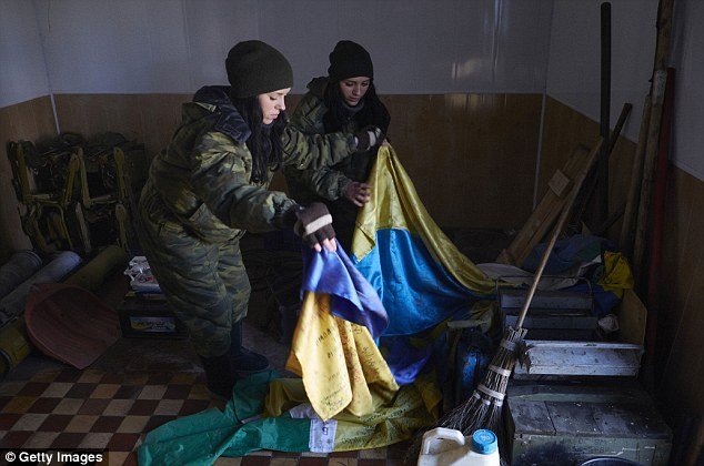 Αποσυντονίζουν τον εχθρό: Οι μελαχρινές δίδυμες καλλονές του στρατού των φιλορώσων -Παραμιλούν οι Ουκρανοί [εικόνες] | iefimerida.gr 1