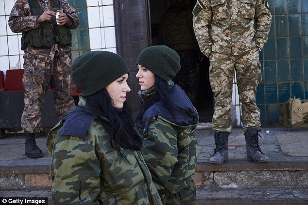 Αποσυντονίζουν τον εχθρό: Οι μελαχρινές δίδυμες καλλονές του στρατού των φιλορώσων -Παραμιλούν οι Ουκρανοί [εικόνες] | iefimerida.gr 2