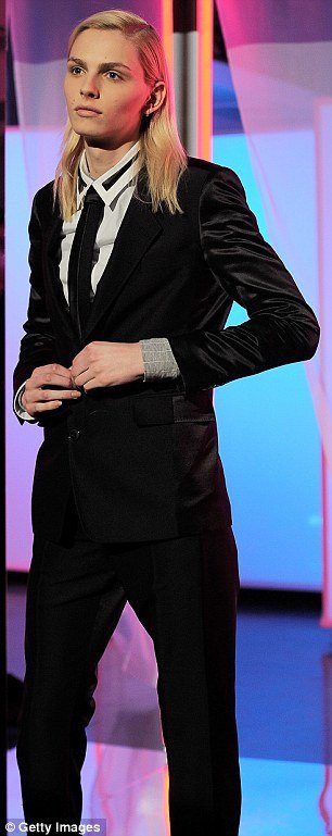 Τρανσέξουαλ μοντέλο από τη Σερβία στην πασαρέλα της Εβδομάδας Μόδας του Λονδίνου -Aπλά καλλονή  [εικόνες] | iefimerida.gr 5