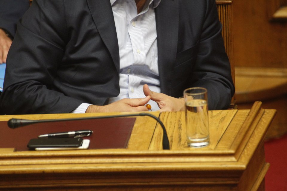 Με κομπολόι έπαιζε ο Τσίπρας στη Βουλή [εικόνες] | iefimerida.gr 0