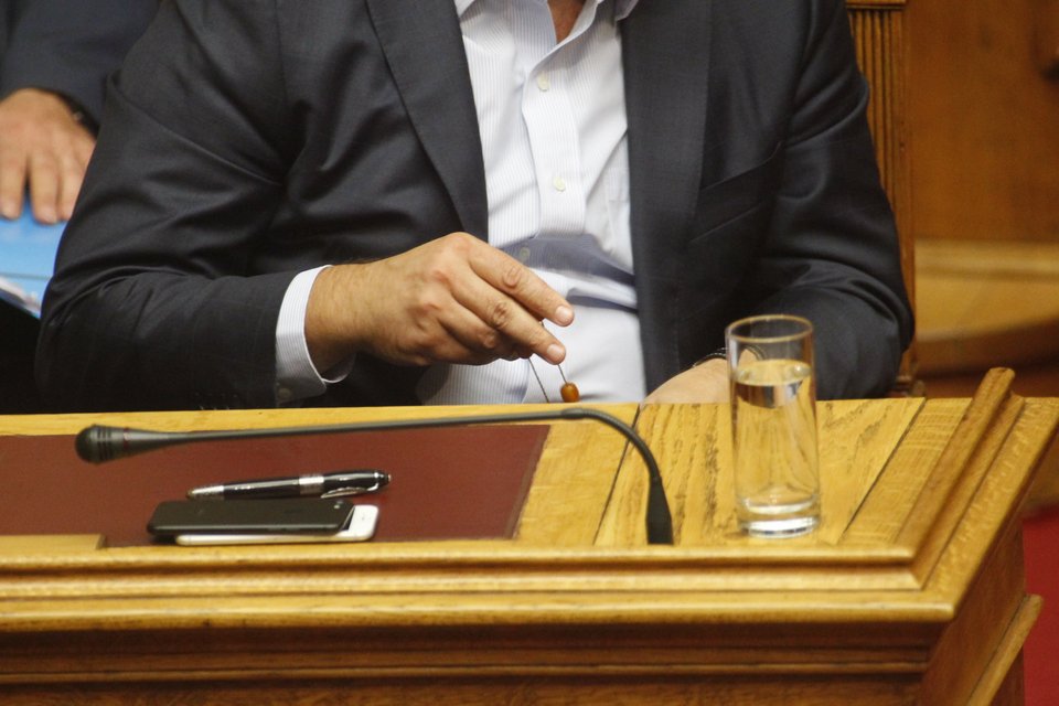 Με κομπολόι έπαιζε ο Τσίπρας στη Βουλή [εικόνες] | iefimerida.gr 1