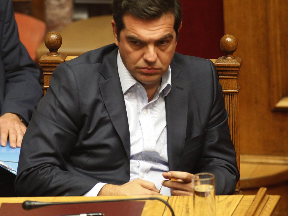 Με κομπολόι έπαιζε ο Τσίπρας στη Βουλή [εικόνες] | iefimerida.gr 3