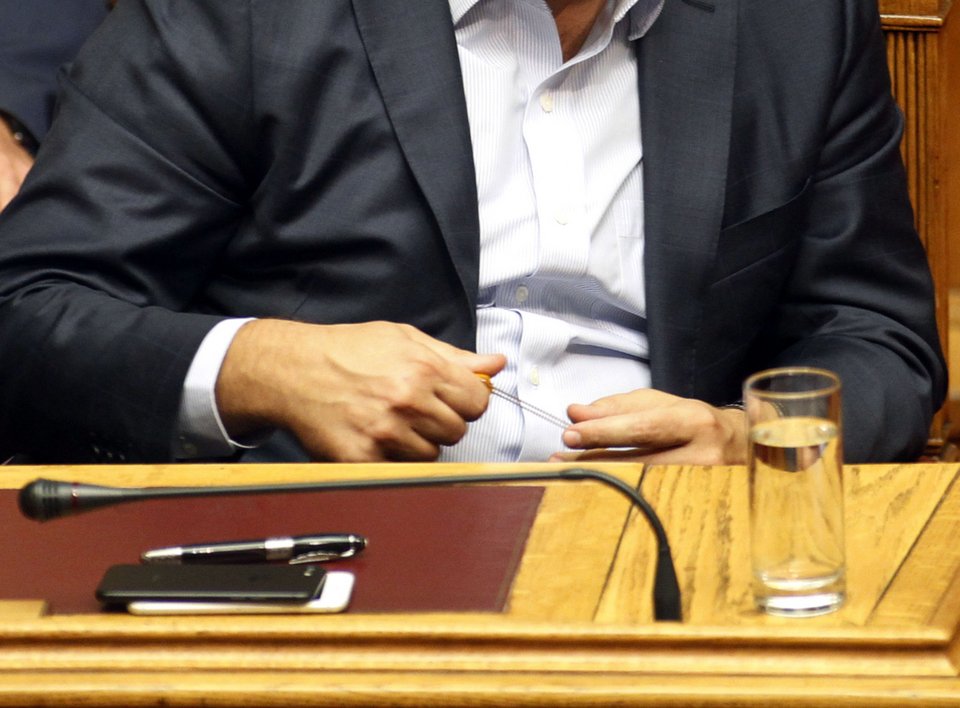 Με κομπολόι έπαιζε ο Τσίπρας στη Βουλή [εικόνες] | iefimerida.gr 4