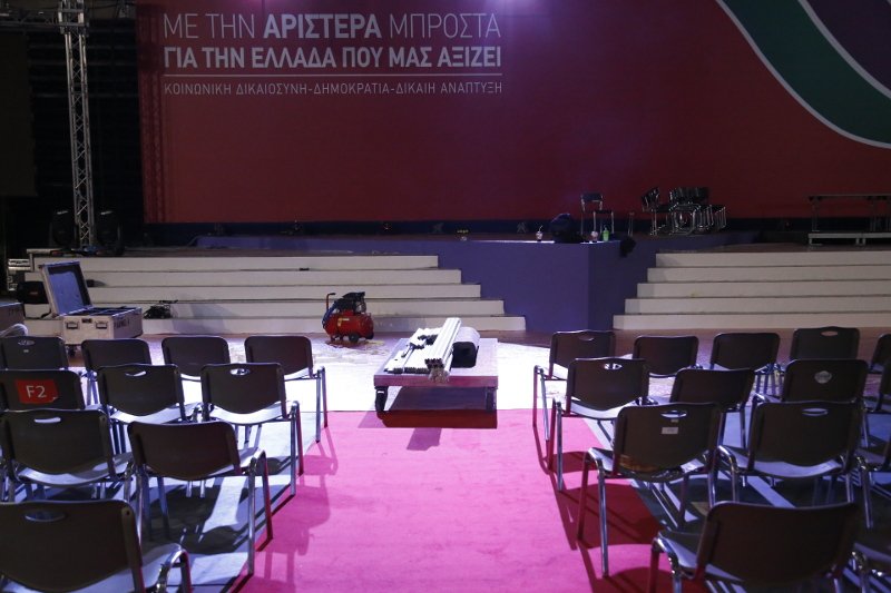 Στήνοντας τα κόκκινα πανό στο Τάε Κβον Ντο -Οι τελευταίες προετοιμασίες για το συνέδριο του ΣΥΡΙΖΑ [εικόνες] | iefimerida.gr 1