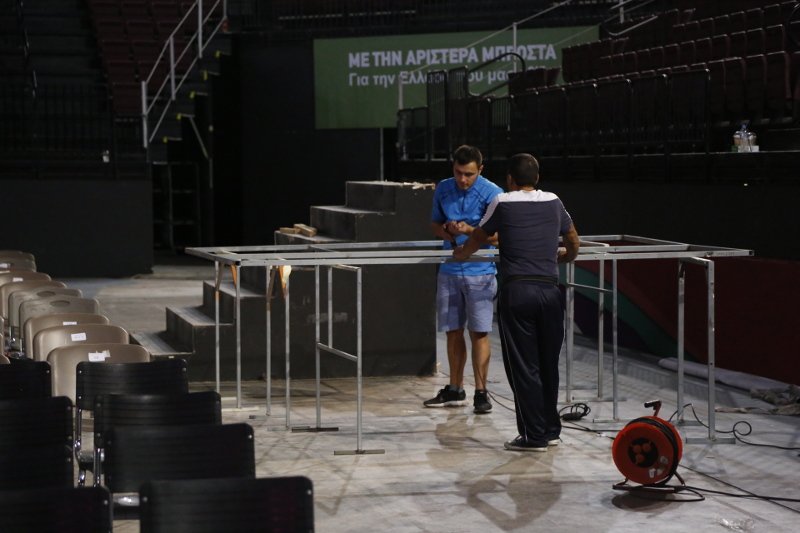 Στήνοντας τα κόκκινα πανό στο Τάε Κβον Ντο -Οι τελευταίες προετοιμασίες για το συνέδριο του ΣΥΡΙΖΑ [εικόνες] | iefimerida.gr 3