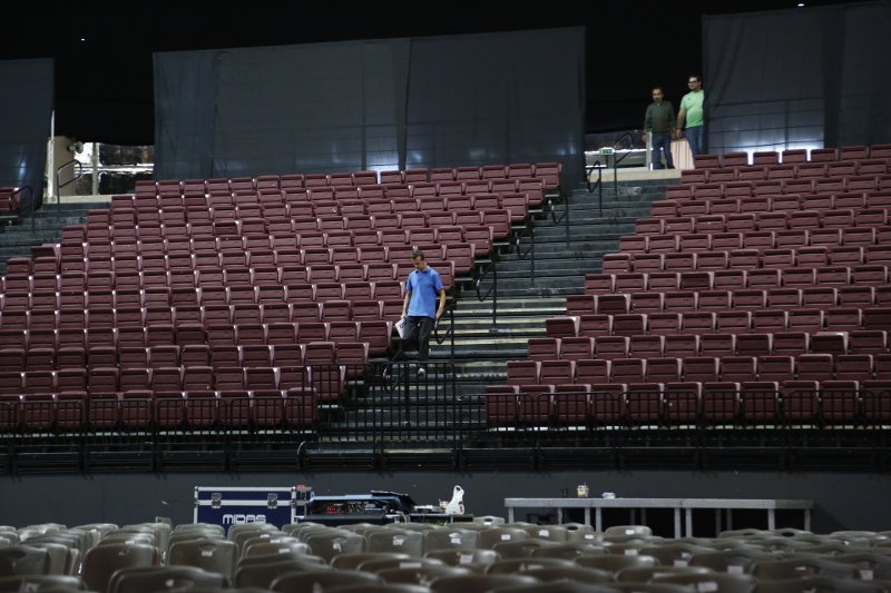Στήνοντας τα κόκκινα πανό στο Τάε Κβον Ντο -Οι τελευταίες προετοιμασίες για το συνέδριο του ΣΥΡΙΖΑ [εικόνες] | iefimerida.gr 9