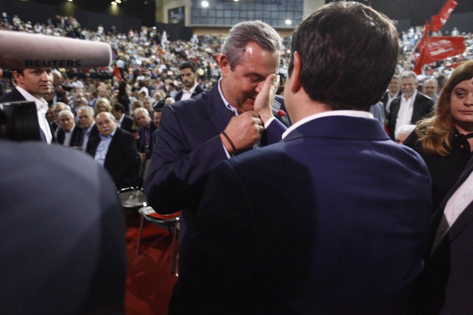 Ολο το παρασκήνιο από το Συνέδριο του ΣΥΡΙΖΑ – Το... μπατσάκι του Τσίπρα στο μάγουλο του Καμμένου [εικόνες] | iefimerida.gr 8