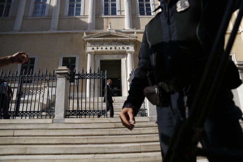 Καρέ-καρέ η επιχείρηση της αστυνομίας στο ΣτΕ -Εκπαιδευμένα σκυλιά σάρωσαν το κτίριο [εικόνες] | iefimerida.gr 0