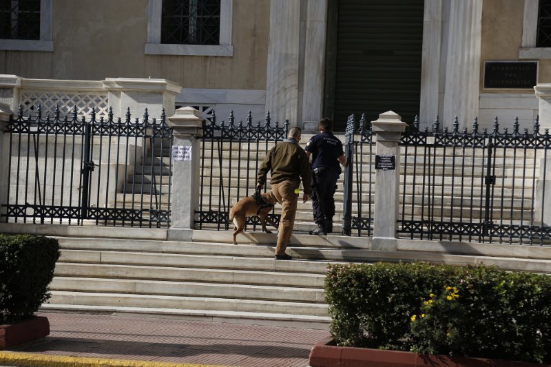 Καρέ-καρέ η επιχείρηση της αστυνομίας στο ΣτΕ -Εκπαιδευμένα σκυλιά σάρωσαν το κτίριο [εικόνες] | iefimerida.gr 2