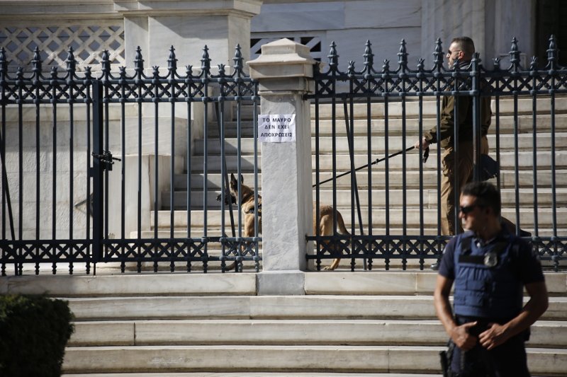 Καρέ-καρέ η επιχείρηση της αστυνομίας στο ΣτΕ -Εκπαιδευμένα σκυλιά σάρωσαν το κτίριο [εικόνες] | iefimerida.gr 3