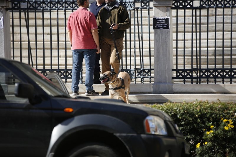 Καρέ-καρέ η επιχείρηση της αστυνομίας στο ΣτΕ -Εκπαιδευμένα σκυλιά σάρωσαν το κτίριο [εικόνες] | iefimerida.gr 4