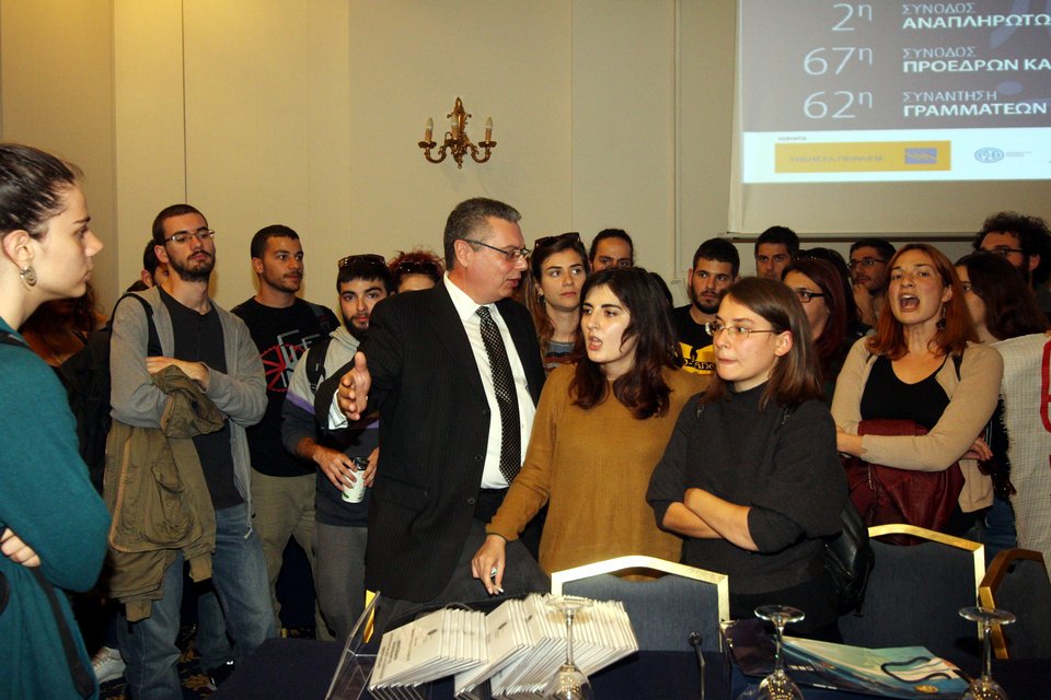Φοιτητές εισέβαλαν στη Σύνοδο των Πρυτάνεων - Συνθήματα κατά Φίλη | iefimerida.gr 2