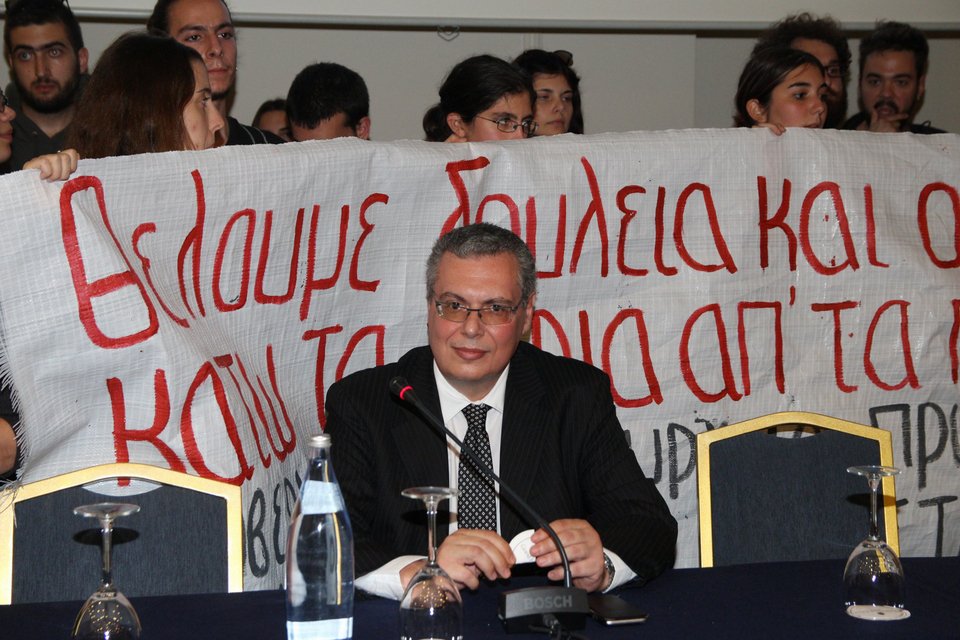 Φοιτητές εισέβαλαν στη Σύνοδο των Πρυτάνεων - Συνθήματα κατά Φίλη | iefimerida.gr 4