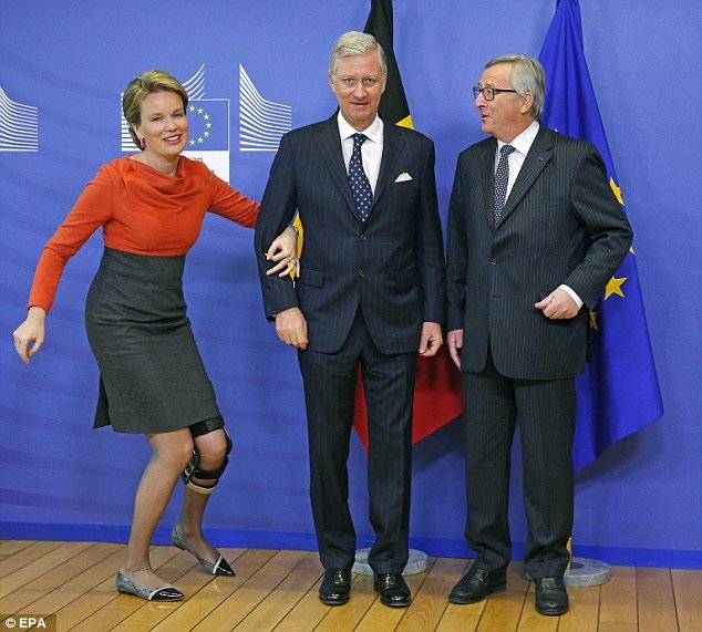 Ο ιππότης Γιούνκερ: Ξενάγησε αλά μπρατσέτα την... μπαταρισμένη βασίλισσα του Βελγίου [εικόνες] | iefimerida.gr 0