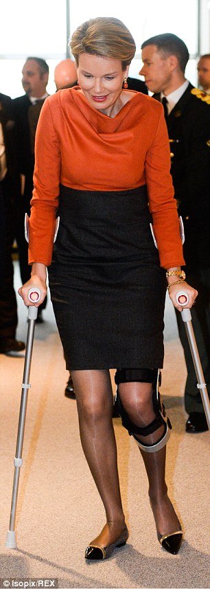 Ο ιππότης Γιούνκερ: Ξενάγησε αλά μπρατσέτα την... μπαταρισμένη βασίλισσα του Βελγίου [εικόνες] | iefimerida.gr 2