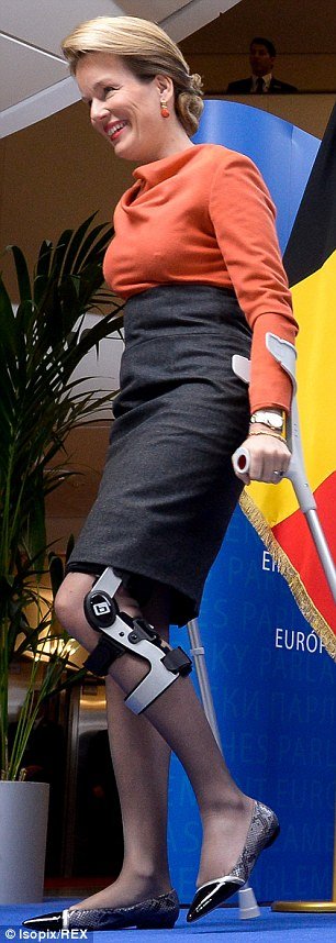 Ο ιππότης Γιούνκερ: Ξενάγησε αλά μπρατσέτα την... μπαταρισμένη βασίλισσα του Βελγίου [εικόνες] | iefimerida.gr 1