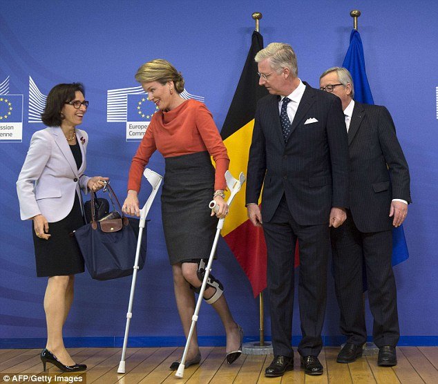 Ο ιππότης Γιούνκερ: Ξενάγησε αλά μπρατσέτα την... μπαταρισμένη βασίλισσα του Βελγίου [εικόνες] | iefimerida.gr 4