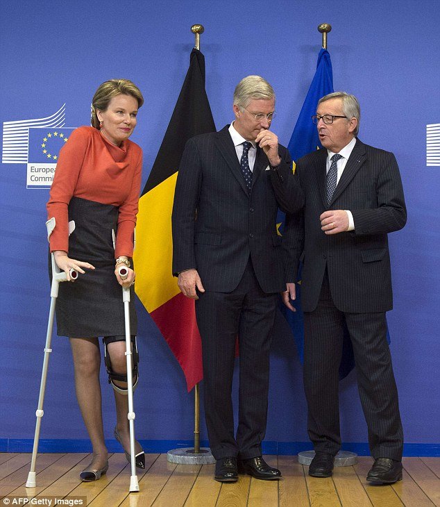 Ο ιππότης Γιούνκερ: Ξενάγησε αλά μπρατσέτα την... μπαταρισμένη βασίλισσα του Βελγίου [εικόνες] | iefimerida.gr 3