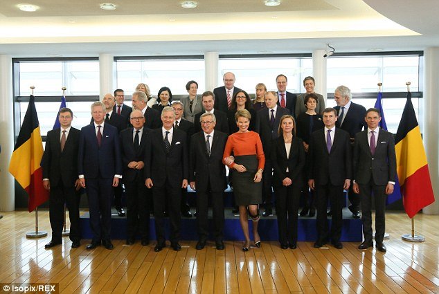 Ο ιππότης Γιούνκερ: Ξενάγησε αλά μπρατσέτα την... μπαταρισμένη βασίλισσα του Βελγίου [εικόνες] | iefimerida.gr 5