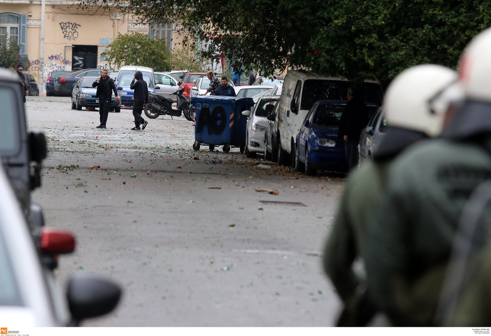 Θεσσαλονίκη: Συγκρούσεις μεταξύ οπαδών του ΠΑΟΚ και του Ηρακλή -Τα ΜΑΤ έκαναν χρήση χημικών [βίντεο] | iefimerida.gr 0