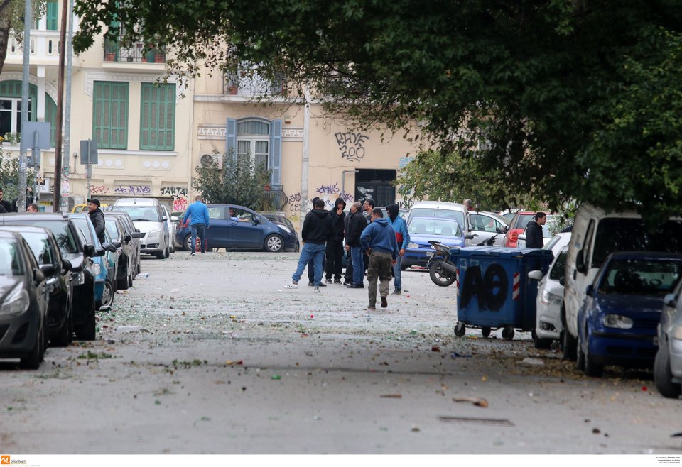 Θεσσαλονίκη: Συγκρούσεις μεταξύ οπαδών του ΠΑΟΚ και του Ηρακλή -Τα ΜΑΤ έκαναν χρήση χημικών [βίντεο] | iefimerida.gr 1