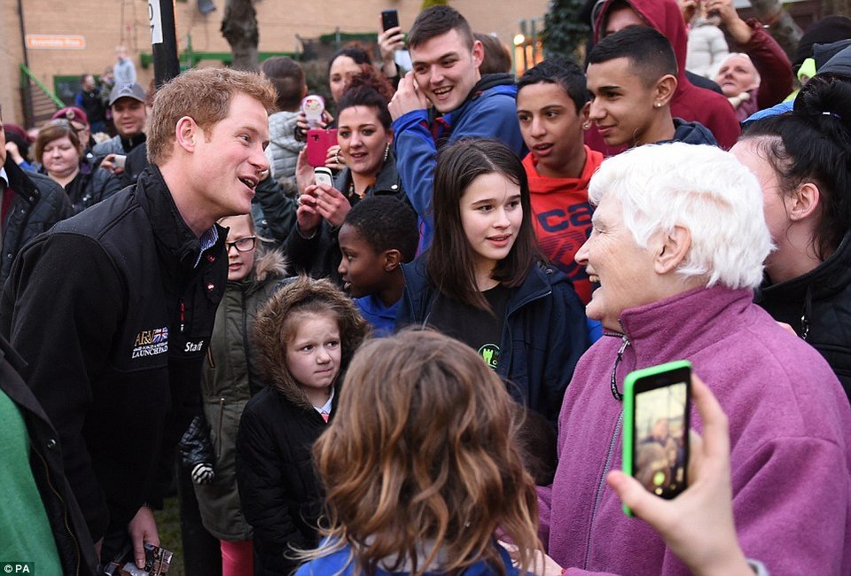 Πρίγκιπας της Αγγλίας, βασιλιάς της κωμωδίας [εικόνες] | iefimerida.gr 2