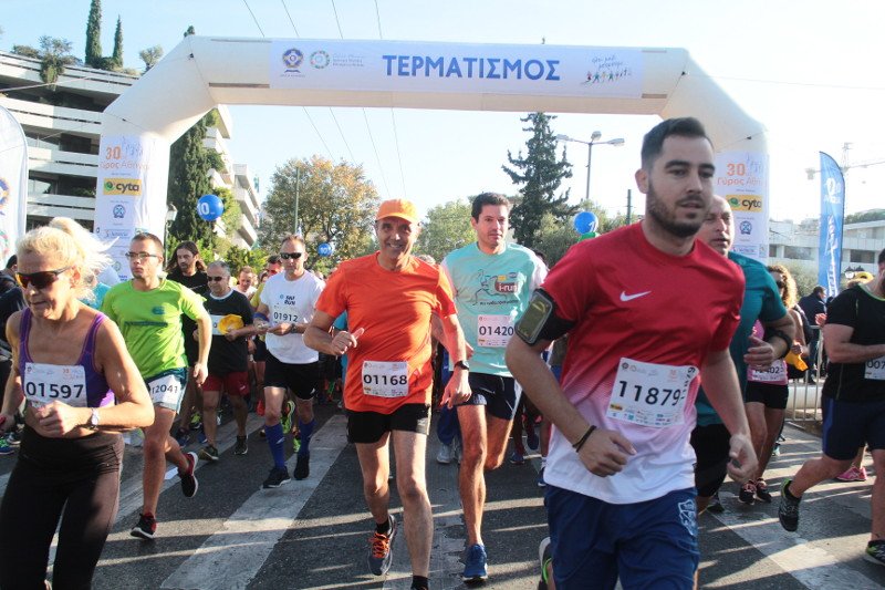 Χιλιάδες άνθρωποι στον «30ό Γύρο της Αθήνας» -Συγκεντρώθηκαν τρόφιμα για καλό σκοπό [εικόνες] | iefimerida.gr 4