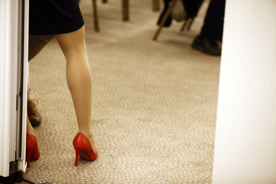 Η καλλονή με τις κόκκινες γόβες και η πείνα του Τσακαλώτου – Ολο το παρασκήνιο από την ΚΕ του ΣΥΡΙΖΑ [εικόνες] | iefimerida.gr 1