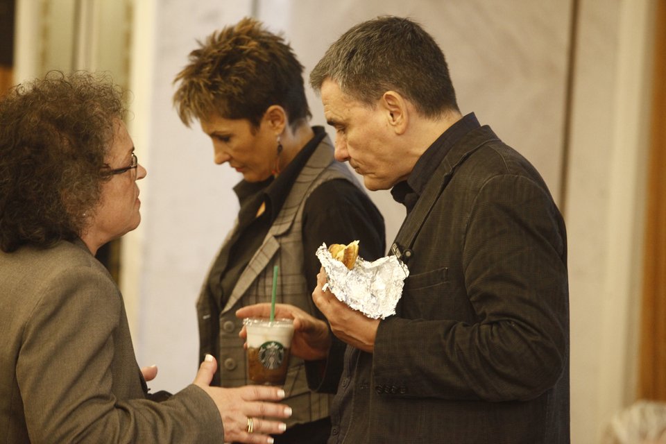 Η καλλονή με τις κόκκινες γόβες και η πείνα του Τσακαλώτου – Ολο το παρασκήνιο από την ΚΕ του ΣΥΡΙΖΑ [εικόνες] | iefimerida.gr 3