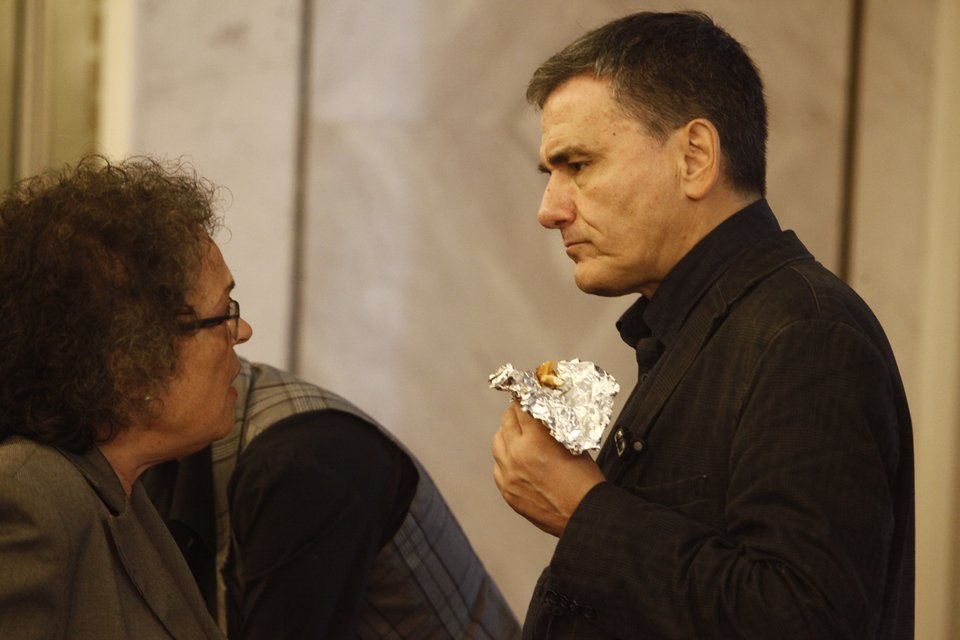 Η καλλονή με τις κόκκινες γόβες και η πείνα του Τσακαλώτου – Ολο το παρασκήνιο από την ΚΕ του ΣΥΡΙΖΑ [εικόνες] | iefimerida.gr 4