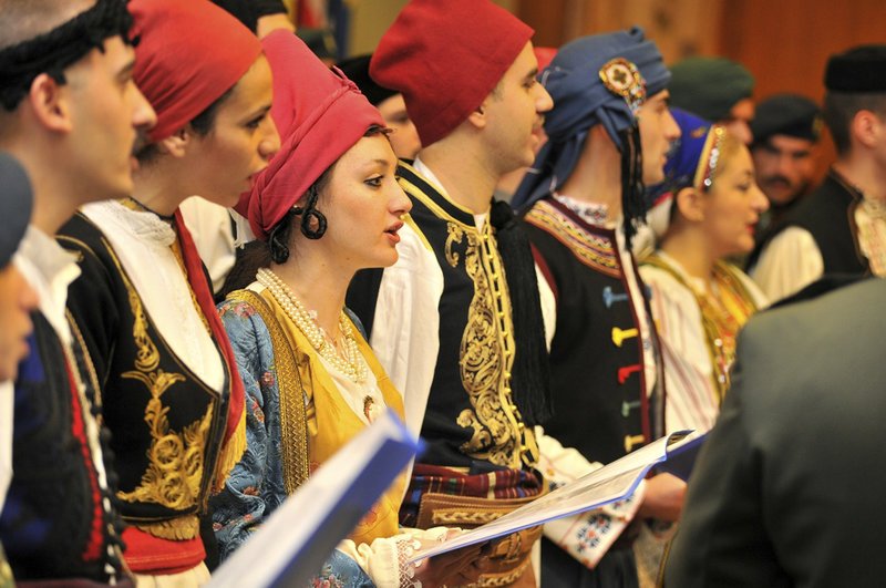 Βρακοφόροι και παιδιά έψαλαν τα κάλαντα στο Προεδρικό Μέγαρο | iefimerida.gr 2