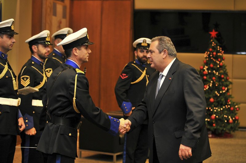 Βρακοφόροι και παιδιά έψαλαν τα κάλαντα στο Προεδρικό Μέγαρο | iefimerida.gr 4