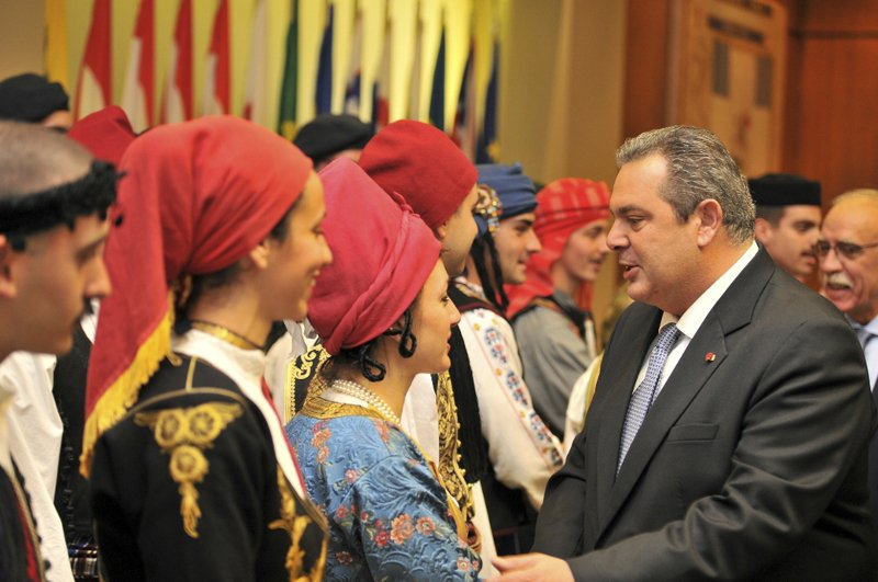 Βρακοφόροι και παιδιά έψαλαν τα κάλαντα στο Προεδρικό Μέγαρο | iefimerida.gr 3