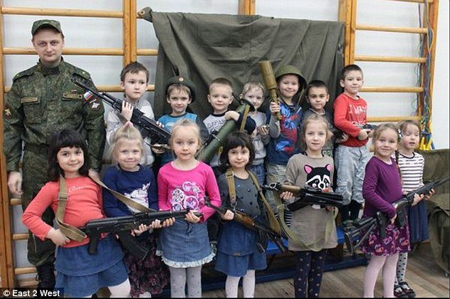 «Μάθημα πατριωτισμού» σε νήπια στη Ρωσία -Πεντάχρονα ποζάρουν με καλάσνικοφ και χειροβομβίδες [εικόνες] | iefimerida.gr 0