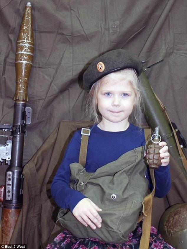 «Μάθημα πατριωτισμού» σε νήπια στη Ρωσία -Πεντάχρονα ποζάρουν με καλάσνικοφ και χειροβομβίδες [εικόνες] | iefimerida.gr 4